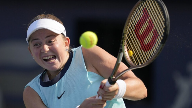 Ostapenko trīs setu trillerī pieveic Kvitovu un iekļūst Dubaijas pusfinālā