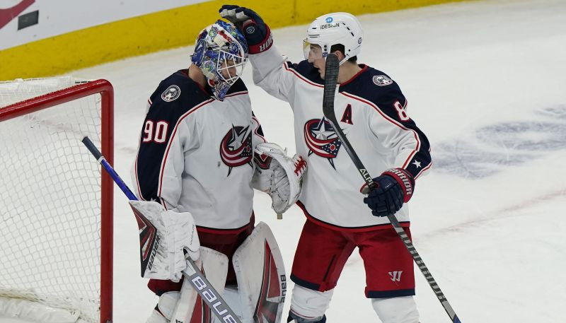 Merzļikins atvaira 28 metienus, Lainem hat-trick, "Blue Jackets" uzvar "Blackhawks"