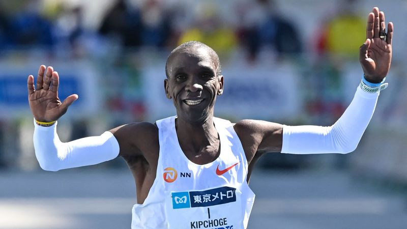 Kipčoge un Kosgei labo Tokijas maratona rekordus