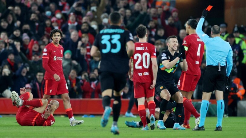 ''Inter'' iesit un uzreiz nonāk mazākumā, ''Liverpool'' spraigā mačā soļo tālāk