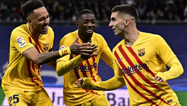 "Barcelona" ar 4:0 Madridē sadragā līderi "Real"