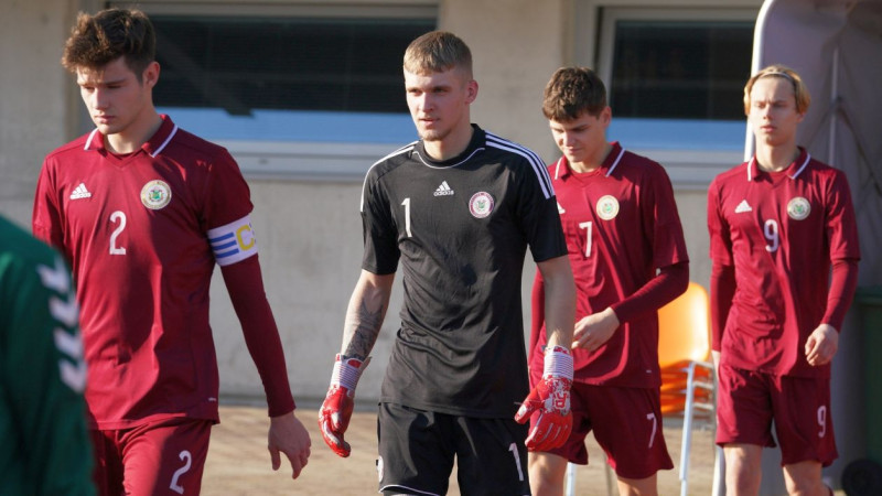 Latvijas U17 futbolisti ielaiž pirmajā minūtē un izlieto ūdeni vēlāk nesasmeļ