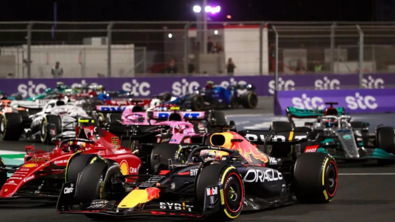 Verstapens apdzen Leklēru un uzvar F1 posmā Saūda Arābijā