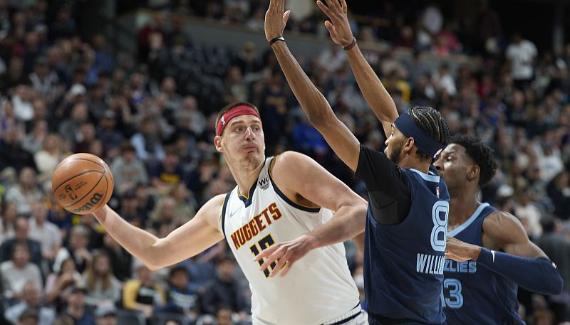 "Heat" uzvar Austrumos; Jokičs raksta NBA vēsturi, "Nuggets" iekļūst "play-off"