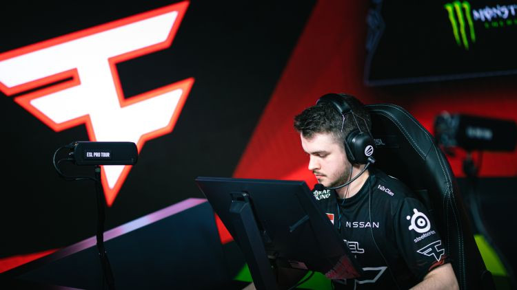 broky un "FaZe" pārspēj favorīti "NaVi" un iekļūst pusfinālā