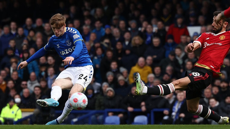 ''Everton'' apspēlē sarkanos velnus un attālinās no izkrišanas zonas