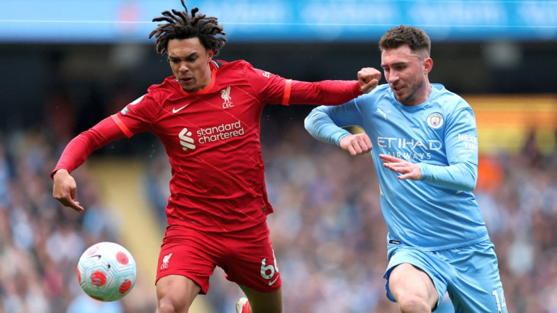 "Liverpool" aizraujošā Premjerlīgas līderu duelī divreiz atspēlējas Mančestrā