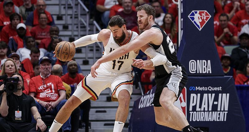 Valančūns ar 22+14 sekmē "Pelicans" uzvaru pārspēlēs pret "Spurs"