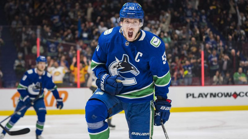 "Canucks" cīņā par playoff paliek bez kapteiņa Horvata