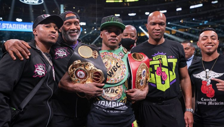 Lietuvietim Staņonim nozīmīga karjeras uzvara, Spenss izcīna WBC, WBA, IBF jostas