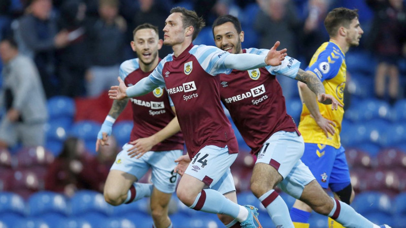 "Burnley" pēc trenera nomaiņas svarīga uzvara cīņā palikšanu Premjerlīgā