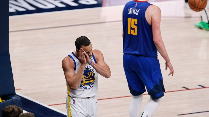 Jokiča 37+18+5 neglābj Denveru no zaudējuma mājās, "Warriors" soļa attālumā
