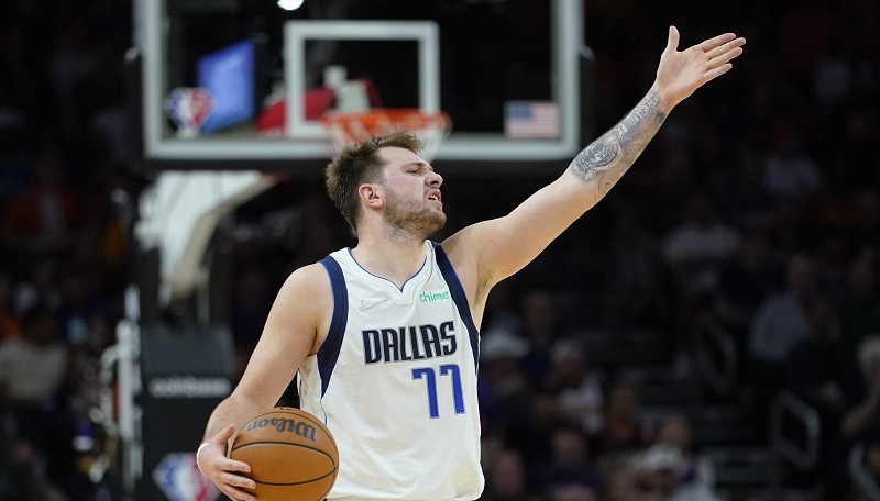 Bertānam trejacis, Dončiča 45+12+8 neglābj Dalasu pirmajā spēlē pret "Suns"