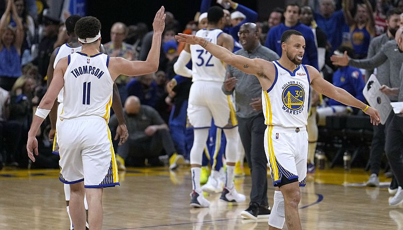 Morants nespēlē, "Warriors" atspēlējas un uzvar trešo spēli sērijā pret "Grizzlies"