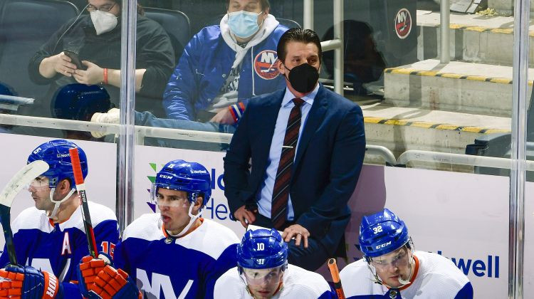Ņujorkas "Islanders" atrod jaunu treneri, stūrmani atlaiž arī "Golden Knights"