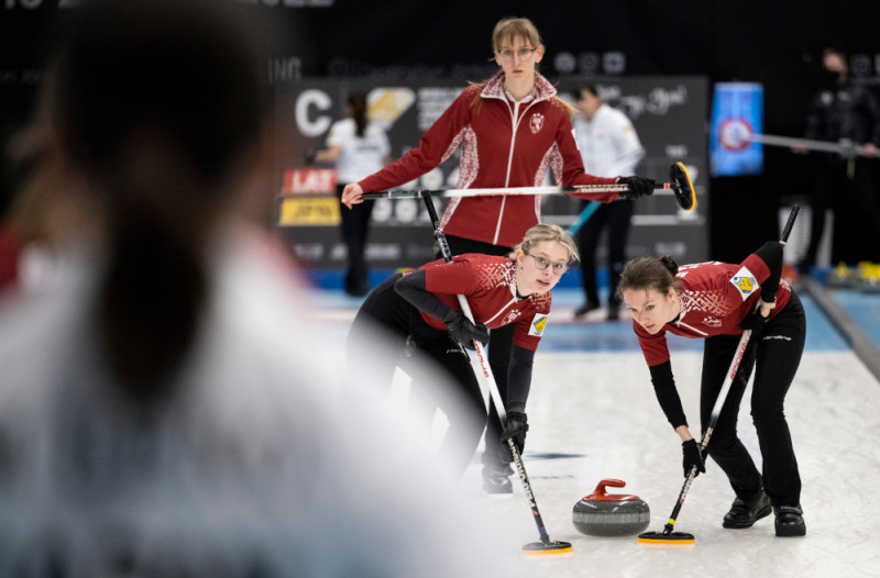 Kērlinga lielvalsts Kanāda paklūp pasaules čempionāta mačā pret Latvijas juniorēm