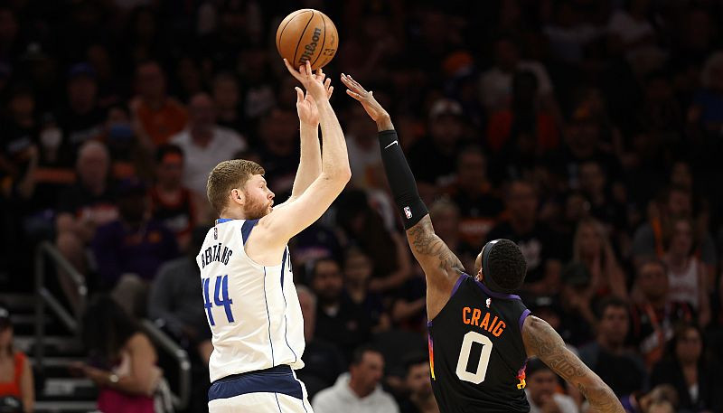 Dončičam 35+10, "Mavericks" sagrauj "Suns" un iekļūst Rietumu finālā