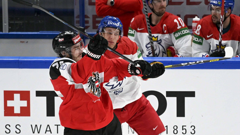 Austrija negaidīti pēcspēles metienos pārspēj Čehijas hokejistus