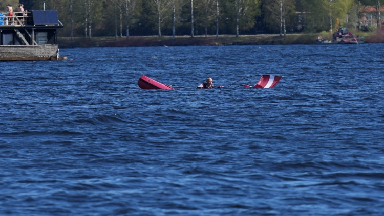 Ezerā Tamperē apgāzusies laiva ar Latvijas hokeja līdzjutējiem; cietušo nav