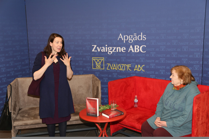 Iznākusi grāmata par aktieru bērniem, kas strādā teātrī - "Ar teātri šūpulī"