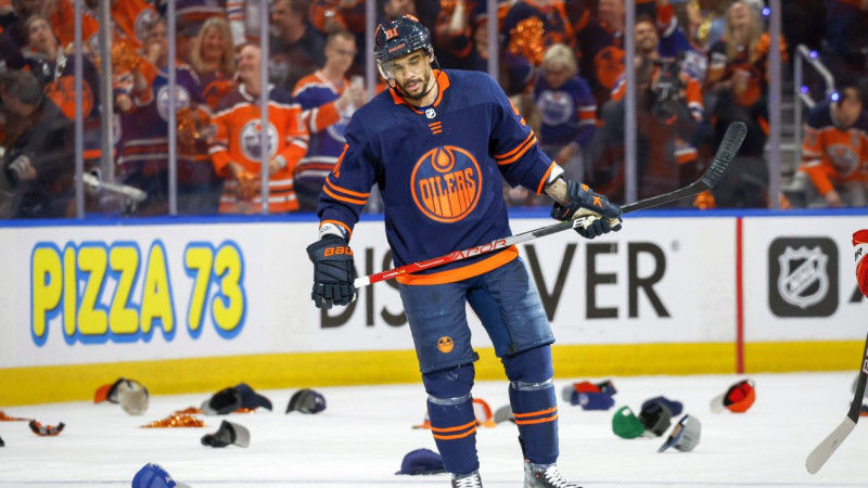 Evanders Keins NHL spēlē iedzīvojas biedējošā savainojumā