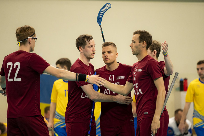 Visiem spēlētājiem tiekot pie punktiem, florbola izlase grauj Ukrainu