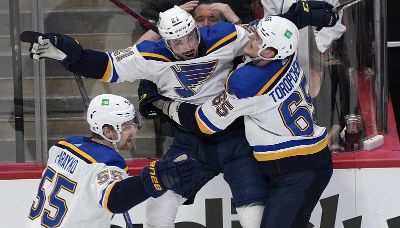 Makkinonam šedevrs un hat-trick, "Blues" atspēlējas no 0:3 un pārspēj "Avalanche"