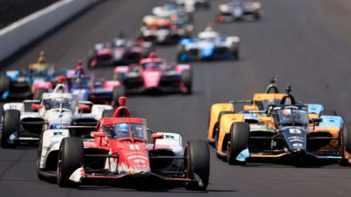 "Indy 500" dramatiskā noslēgumā uzvar bijušais F1 pilots Ēriksons