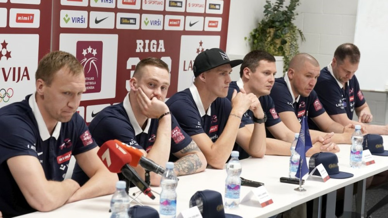 Lasmanis gaida ASV darba vīzu, Krūmiņš nespēlēs Pasaules kausā