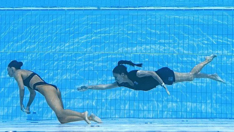 Sinhronās peldēšanas trenere pasaules čempionātā izglābj noģībušu audzēkni