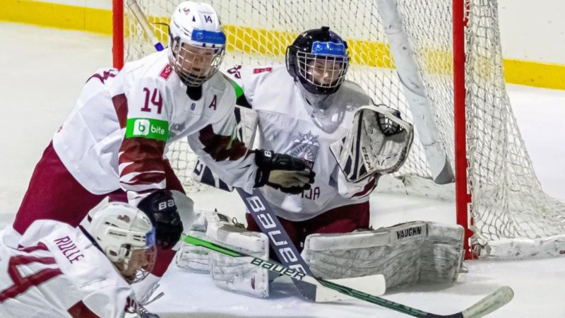 Latvijas U18 hokejistes PČ 2. divīzijas cīņā sagrauj Kazahstānu