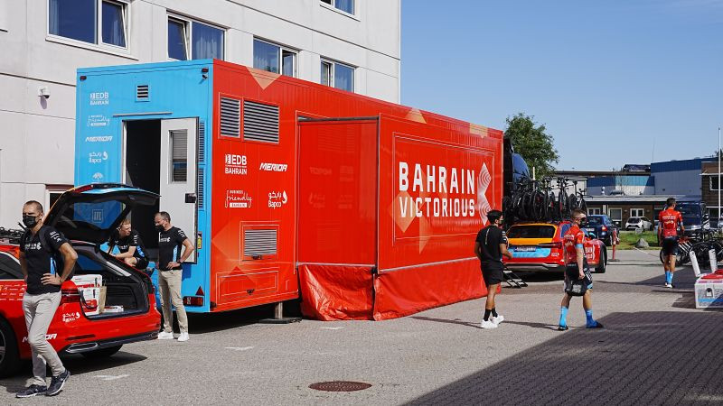 Dāņi pirms "Tour de France" veic kratīšanu "Bahrain Victorius" komandā