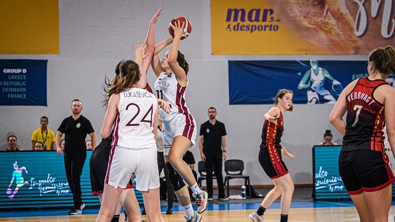 U16 meitenes zaudē mājiniecēm un astotdaļfinālā spēlēs pret Grieķiju