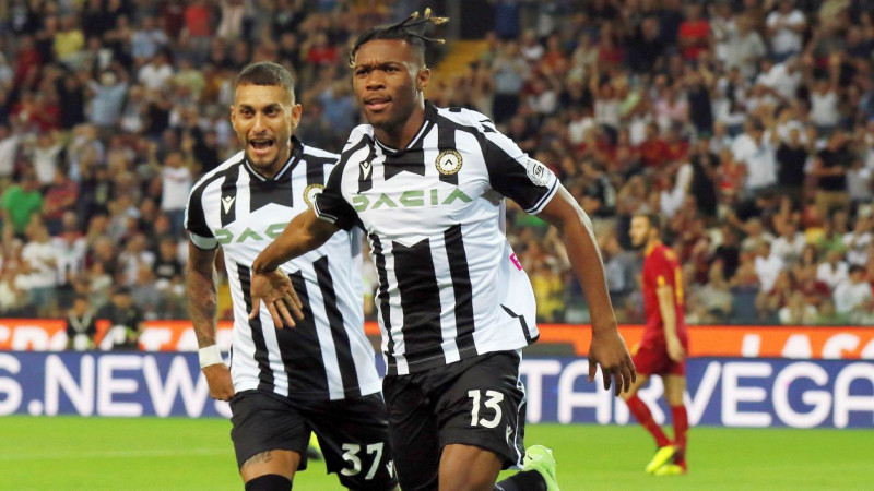 "Udinese" sarauj gabalos Mourinju trenēto "Roma", iekļūstot A sērijas Top 4