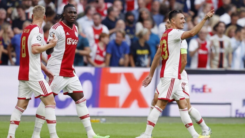 ''Ajax'' pirmajā puslaikā iesit trīs, ''Sporting'' divās minūtēs nokārto uzvaru Frankfurtē