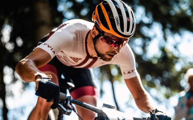 Blūms spraigā cīņā izcīna vēsturisku panākumu – 6. vietu PČ MTB maratonā