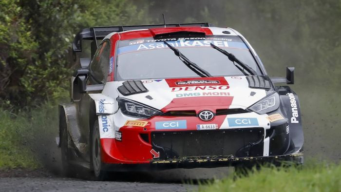 Trīs ekipāžas avarē, Rovanpera kļūst par Jaunzēlandes rallija līderi