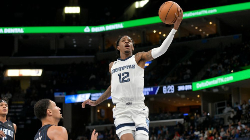 Video: Morants NBA pārbaudes spēlē izceļas ar grandiozu 360 grādu danku