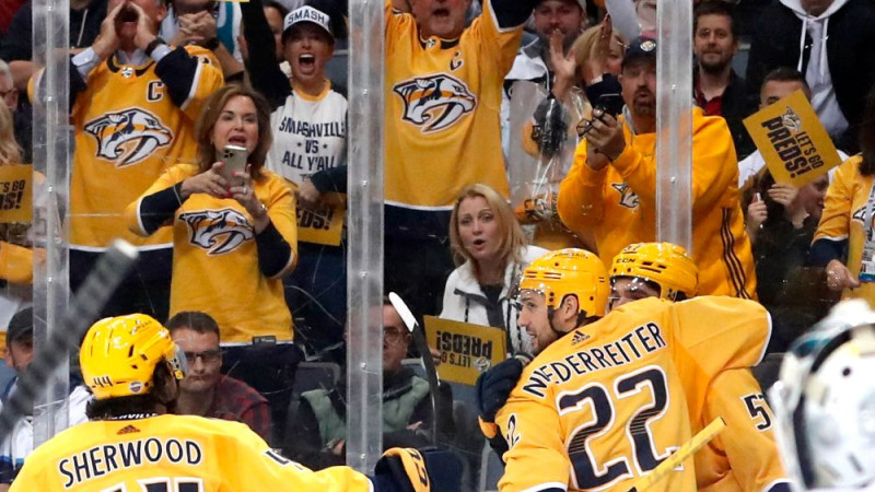 ''Predators'' ar uzvaru Prāgā pār haizivīm ieskandina jauno NHL sezonu