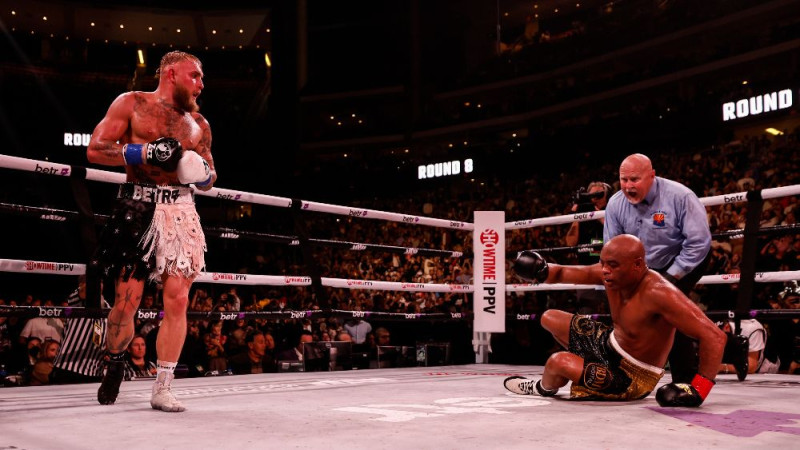 Sociālo tīklu zvaigzne Pols vienbalsīgi pieveic UFC leģendu Silvu