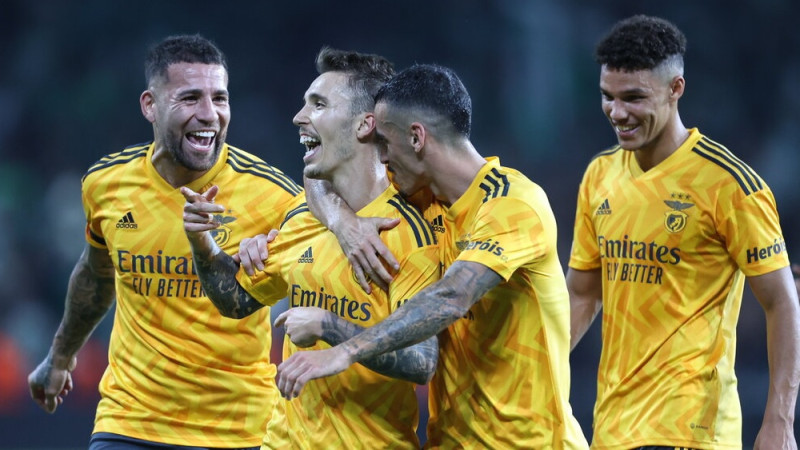 PSG panākums Turīnā, ''Benfica'' otrajā puslaikā iesit piecus un triumfē grupā