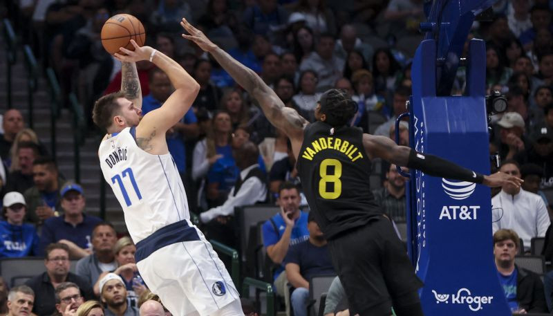 Dončičam vēsturiska spēle; "Raptors" +43 pret "Spurs"; "Cavs" sestā uzvaru pēc kārtas