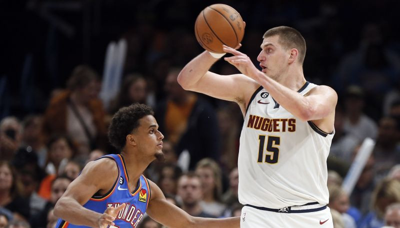 Jokičs pārspēj Čemberleina triple-double rekordu; "Warriors" piekāpjas "Magic"