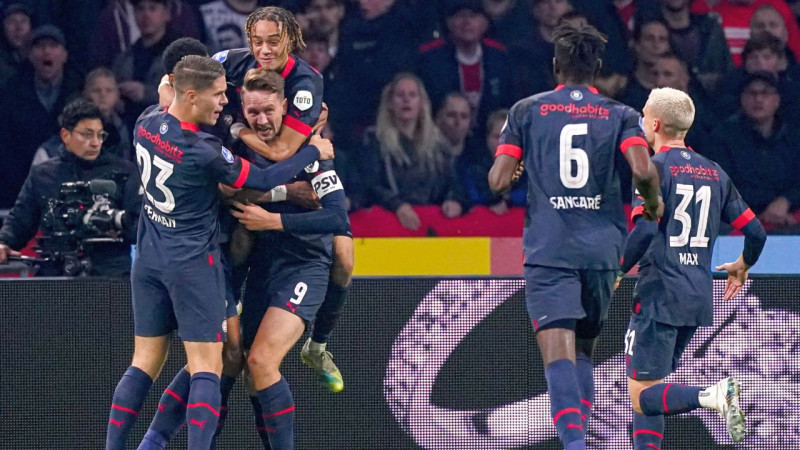 Eindhovenas PSV trešo reizi pēc kārtas derbijā pārspēj "Ajax" futbolistus