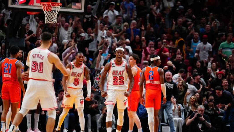 "Heat" labo NBA rekordu un izcīna minimālu uzvaru, Karijs atgriežas ar 24 punktiem