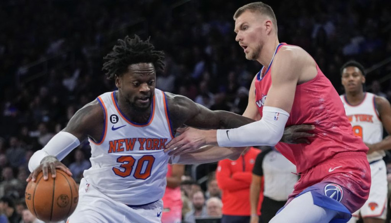 Porziņģim 22+11+5 un jaudīgs bloks uzvarā pār bijušo komandu "Knicks"