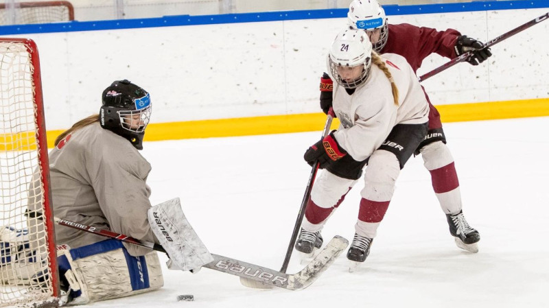 U-18 hokeja izlases līdere Rulle plāno karjeru turpināt NCAA