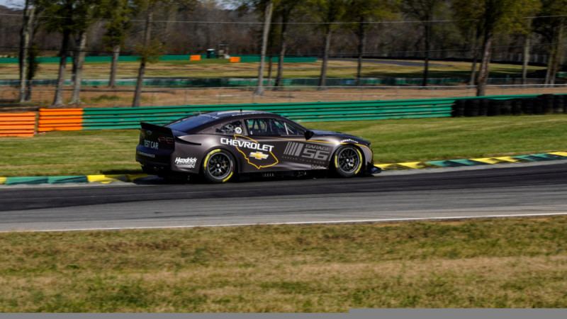 F1 čempions Batons ar NASCAR mašīnu startēs Lemānas 24 stundu sacīkstēs