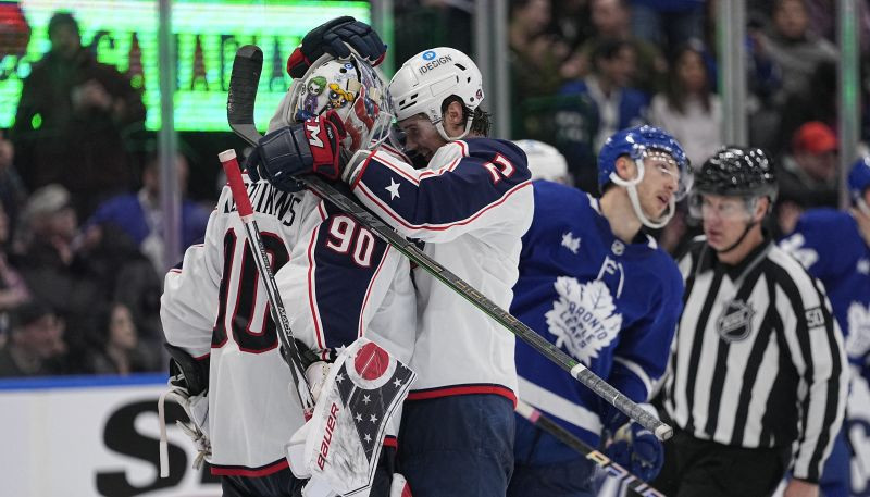 Merzļikins atvaira 26 metienus un palīdz "Blue Jackets" uzvarēt spēcīgo "Maple Leafs"