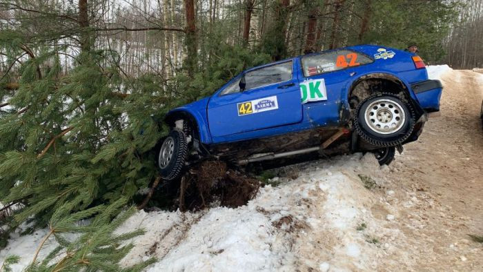 Himiča ekipāža rallijā "Sarma" iznīcina mašīnu, pilots nonāk slimnīcā (+video)